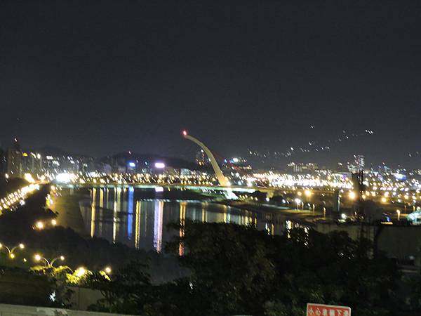 048 048