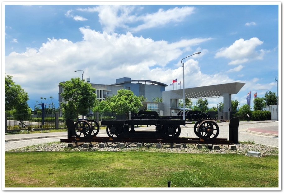 屏東《潮州鐵道園區》坐火車遊愛琴湖│湖畔喝咖啡─愛到高潮站