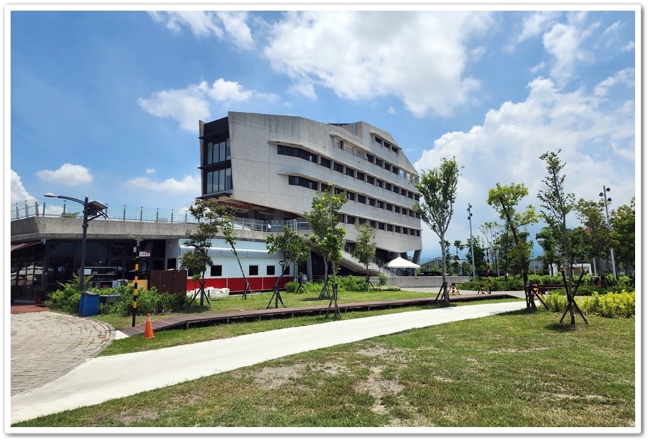 屏東《潮州鐵道園區》坐火車遊愛琴湖│湖畔喝咖啡─愛到高潮站