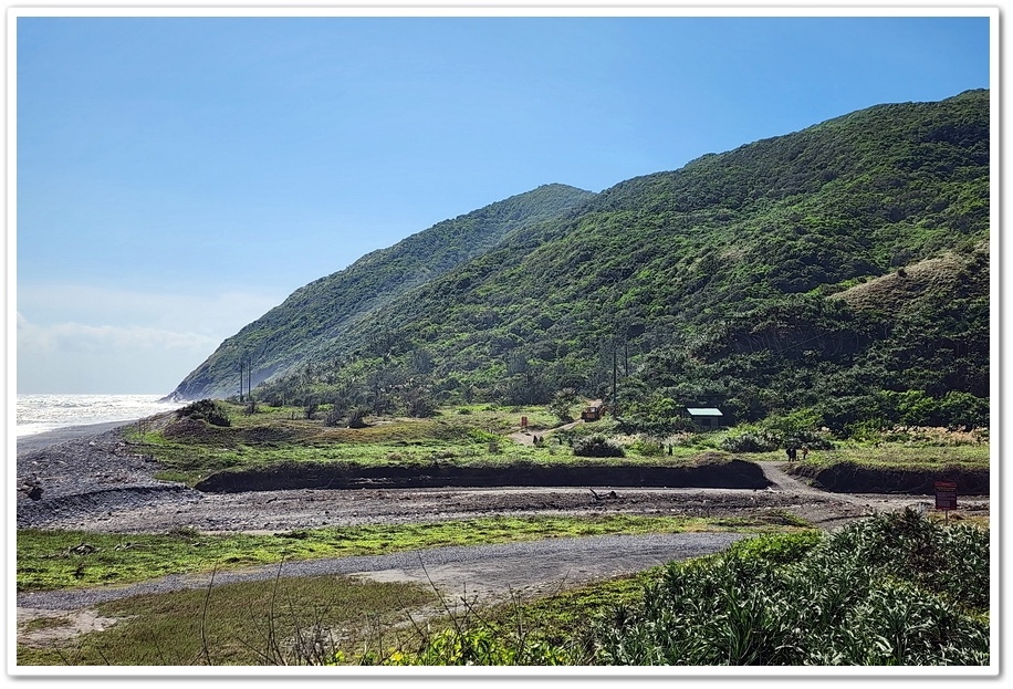 台東達人鄉─阿塱壹古道『山海之間』、波浪和山谷藝術裝置《巨手