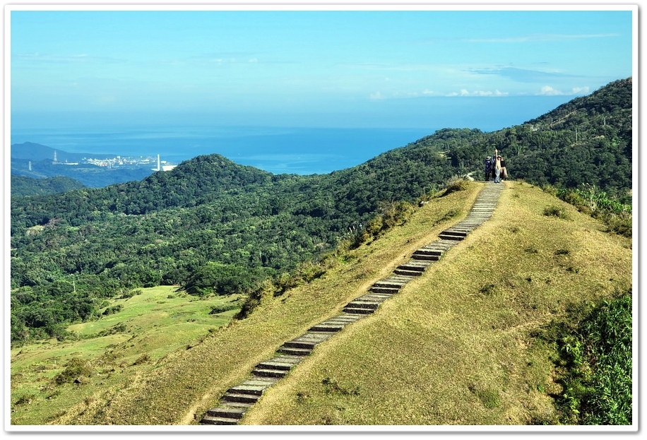 宜蘭與新北交界的《桃源谷青青草原》坐擁360度的山海無敵美景