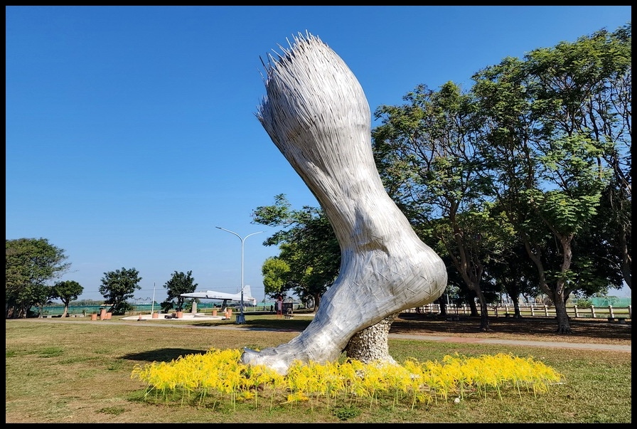 雲林縣《二崙軍史公園》巨人的腳、陸海空三軍國防戰備武器展示