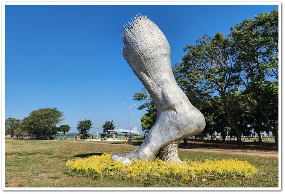 雲林縣《二崙軍史公園》巨人的腳、陸海空三軍國防戰備武器展示