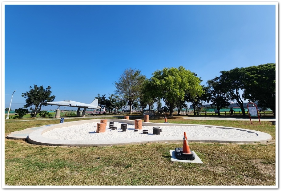 雲林縣《二崙軍史公園》巨人的腳、陸海空三軍國防戰備武器展示