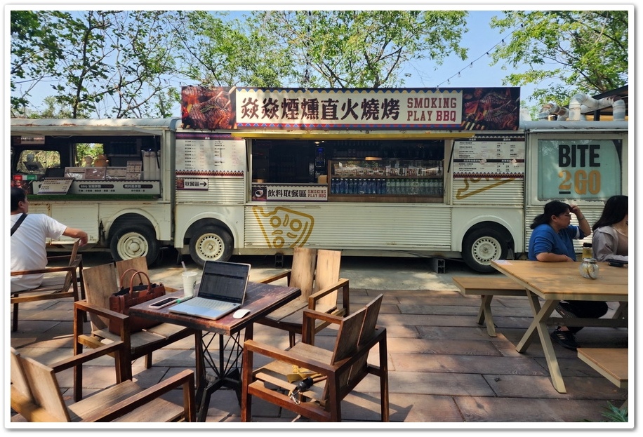 嘉義太保市《咩咩上樹萌寵樂園》森林高空冒險與餵食超萌療癒小羊