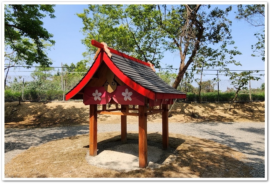 嘉義太保市《咩咩上樹萌寵樂園》森林高空冒險與餵食超萌療癒小羊