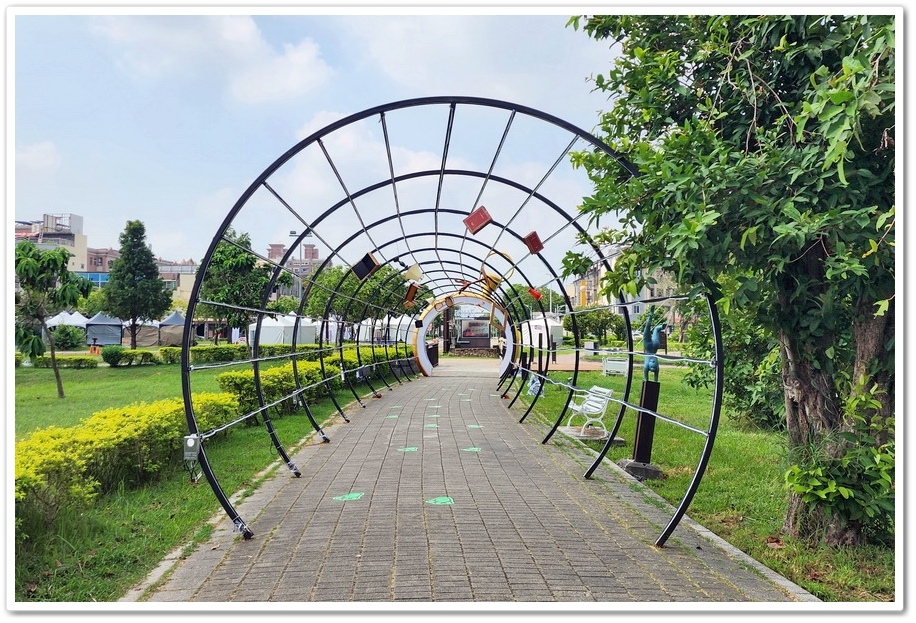 2025光織影舞《愛麗絲夢遊仙境》在【北香湖公園】展開一場奇 2025光織影舞《愛麗絲夢遊仙境》在【北香湖公園】展開一場奇