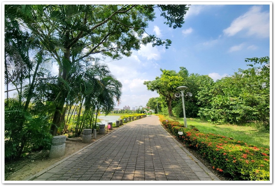 2025光織影舞《愛麗絲夢遊仙境》在【北香湖公園】展開一場奇 2025光織影舞《愛麗絲夢遊仙境》在【北香湖公園】展開一場奇