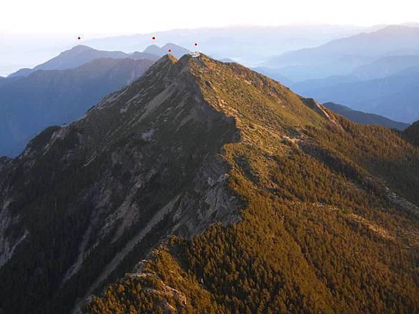 130926167-1左起 西巒大山.治茆山南峰(右 治茆山).玉山北北峰.玉山北峰.JPG