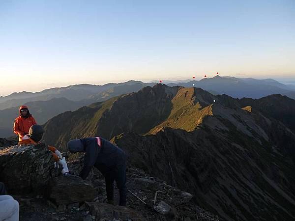 130926170-1(紅)玉山南峰.鷹子嘴山.關山北峰.關山. (白)三叉山.圓峰.JPG