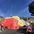 IMG_3327.jpg  我們住的Cape Town Lodge Hotel 附近的開普馬來社區（Bo-Kaap)  背後小山就是信號丘