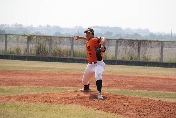 西苑先發投手鄭鈞仁對仁義投出11次三振拿下勝投 西苑先發投手鄭鈞仁對仁義投出11次三振拿下勝投