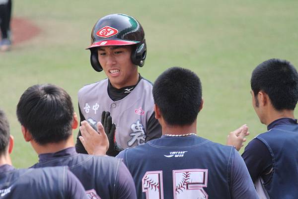 中農林柏琨6局下半跑回致勝分 中農林柏琨6局下半跑回致勝分