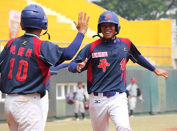 平鎮王則鈞為球隊跑回致勝超前分 平鎮王則鈞為球隊跑回致勝超前分