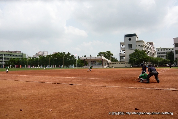 090926-東石高中棒球場擁有特殊的場地規則。.JPG