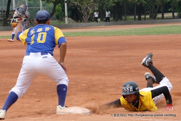 G15-東石黃隊劉孟勳遭投手牽制未果。.JPG