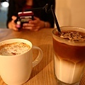                         左: 義式特調咖啡                                 右:榛果風味拿鐵