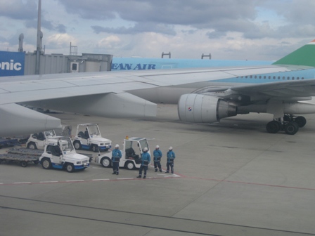 機西機場到了,日本的地勤在停機坪梢息站正在迎接我們~