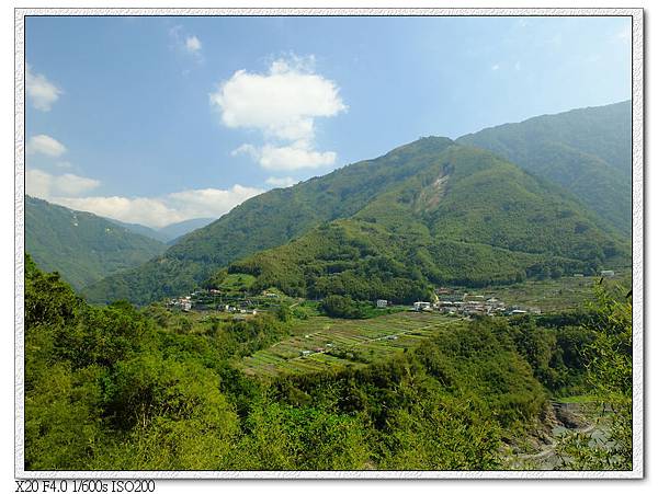 遠看爺亨梯田