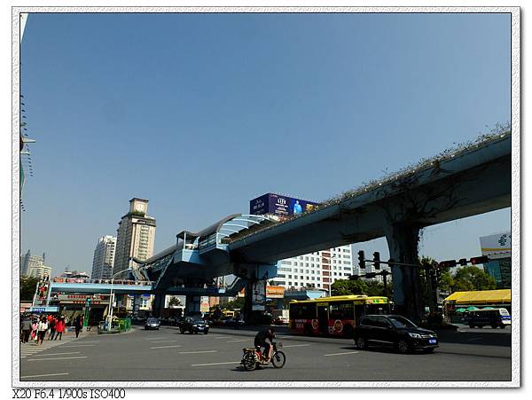 上面是BRT公車專用高架道路