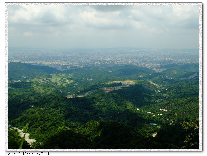 台中,那個剷平的草地就是大坑高爾夫球場