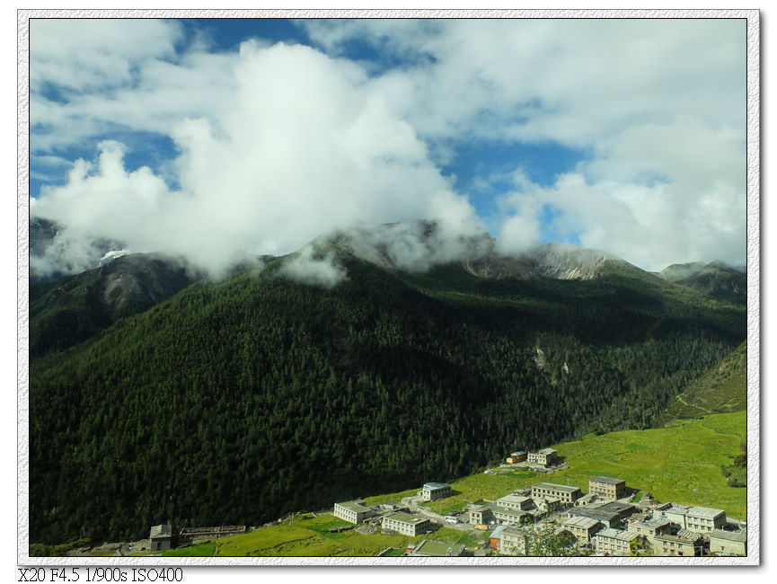 亞丁村,景區內的住宿點