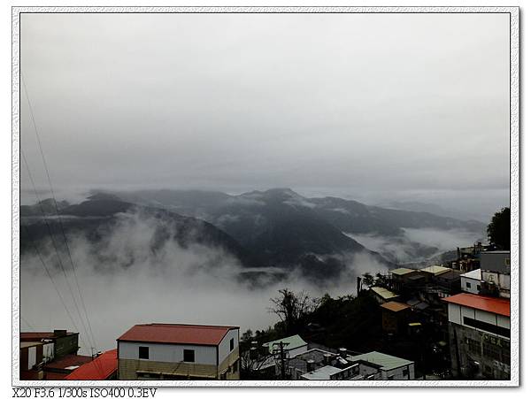 清晨雨中梨山