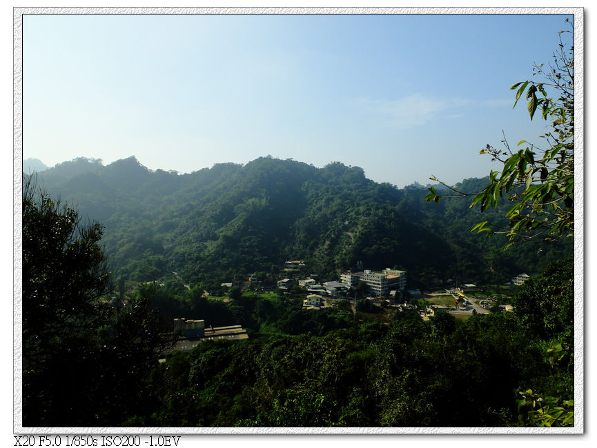 左手邊住宅區方向