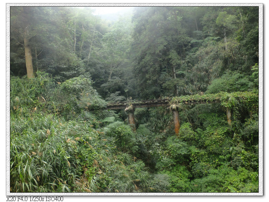 右邊的舊鐵橋