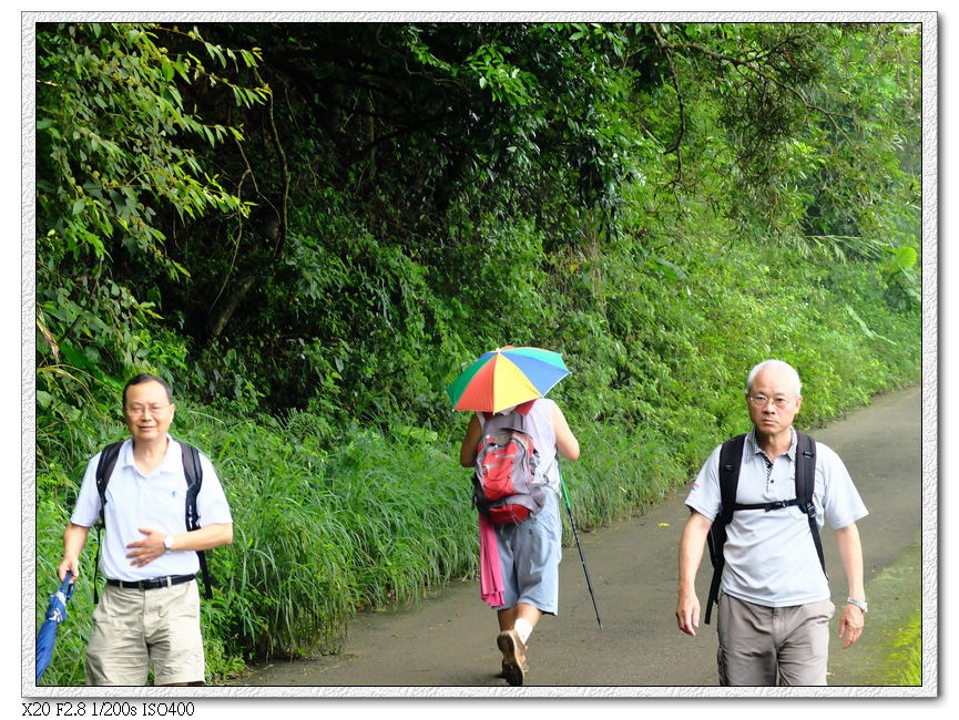 前方阿伯頭上戴的小雨傘帽可以防雨防曬防毛毛蟲