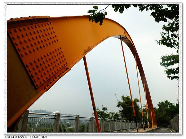 橙色拱橋