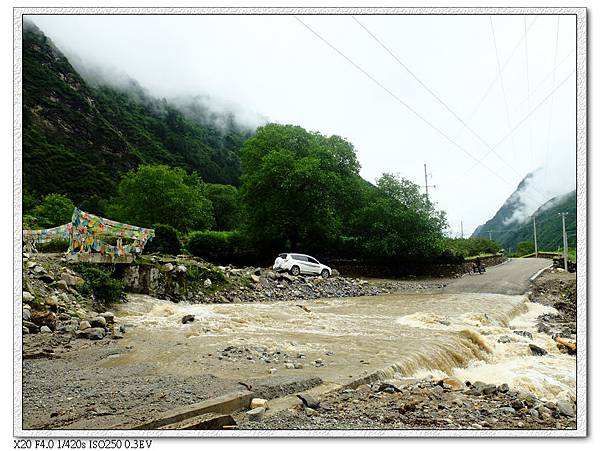 路被水淹過,村民在上邊開了條泥土便道