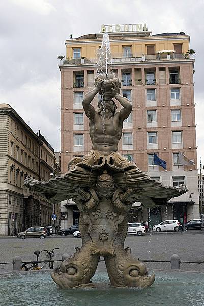 Fontana_del_Tritone,Rome.jpg