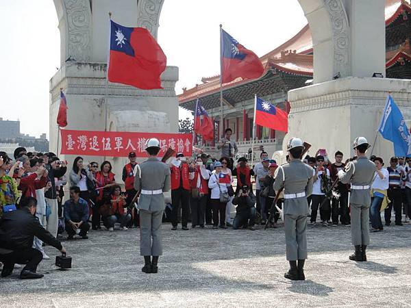 2014年4月5日台北中正紀念堂承先啟後唱國歌愛國旗Sing黃埔