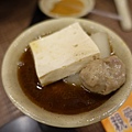 台南美食-寒流美食霸味羊肉爐台南旗艦店使用木炭加熱，餐點價格不貴，客棧風格好停車