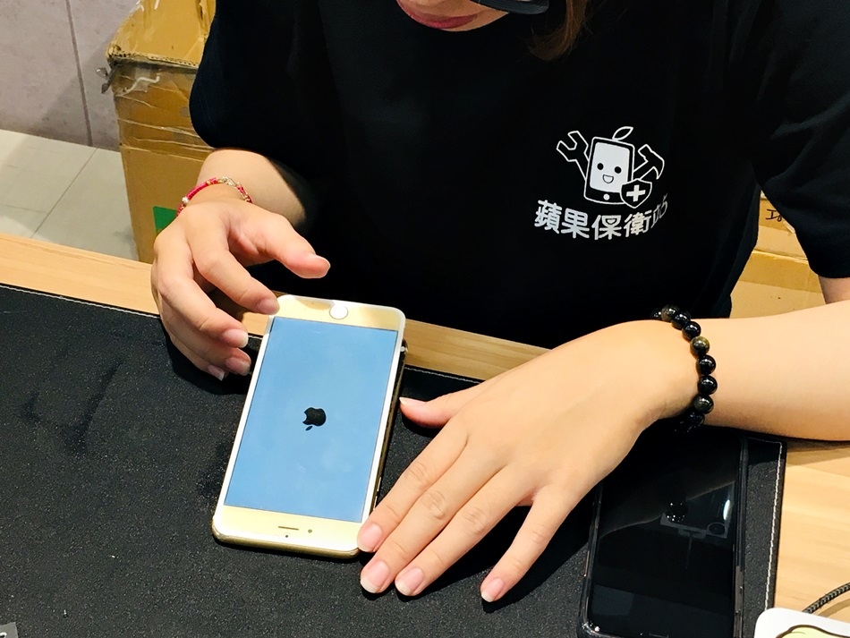 台南iphone維修蘋果保衛站iPhone維修CP高便宜面對面現場維修螢幕破損電池更換讓您的MacBookiPhone維修推薦蘋果煥然一新