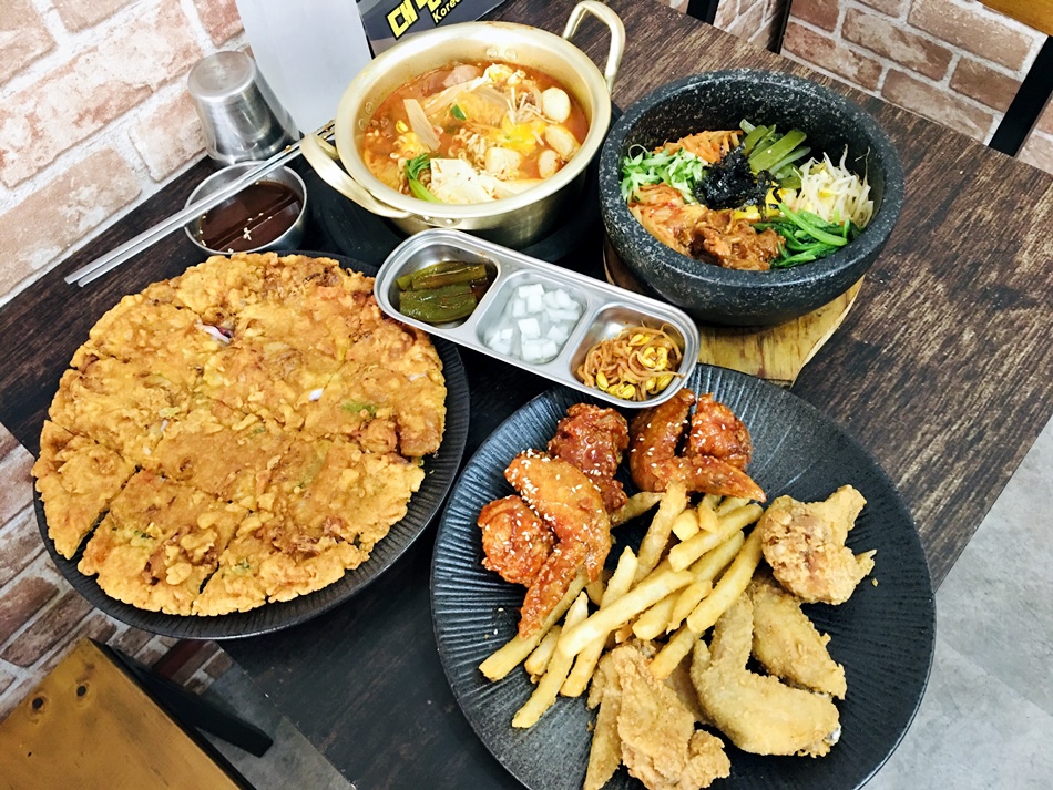 台南東區早餐推薦晨香廚房位於後甲國中附近西式早午餐專賣店九層塔起司蛋餅、熱狗、香腸拼盤超好吃餐點均以新鮮高麗菜,美味爽口輕食自製的食材所創意的產品 台南東區早餐推薦晨香廚房位於後甲國中附近西式早午餐專賣店九層塔起司蛋餅、熱狗、香腸拼盤超好吃餐點均以新鮮高麗菜,美味爽口輕食自製的食材所創意的產品
