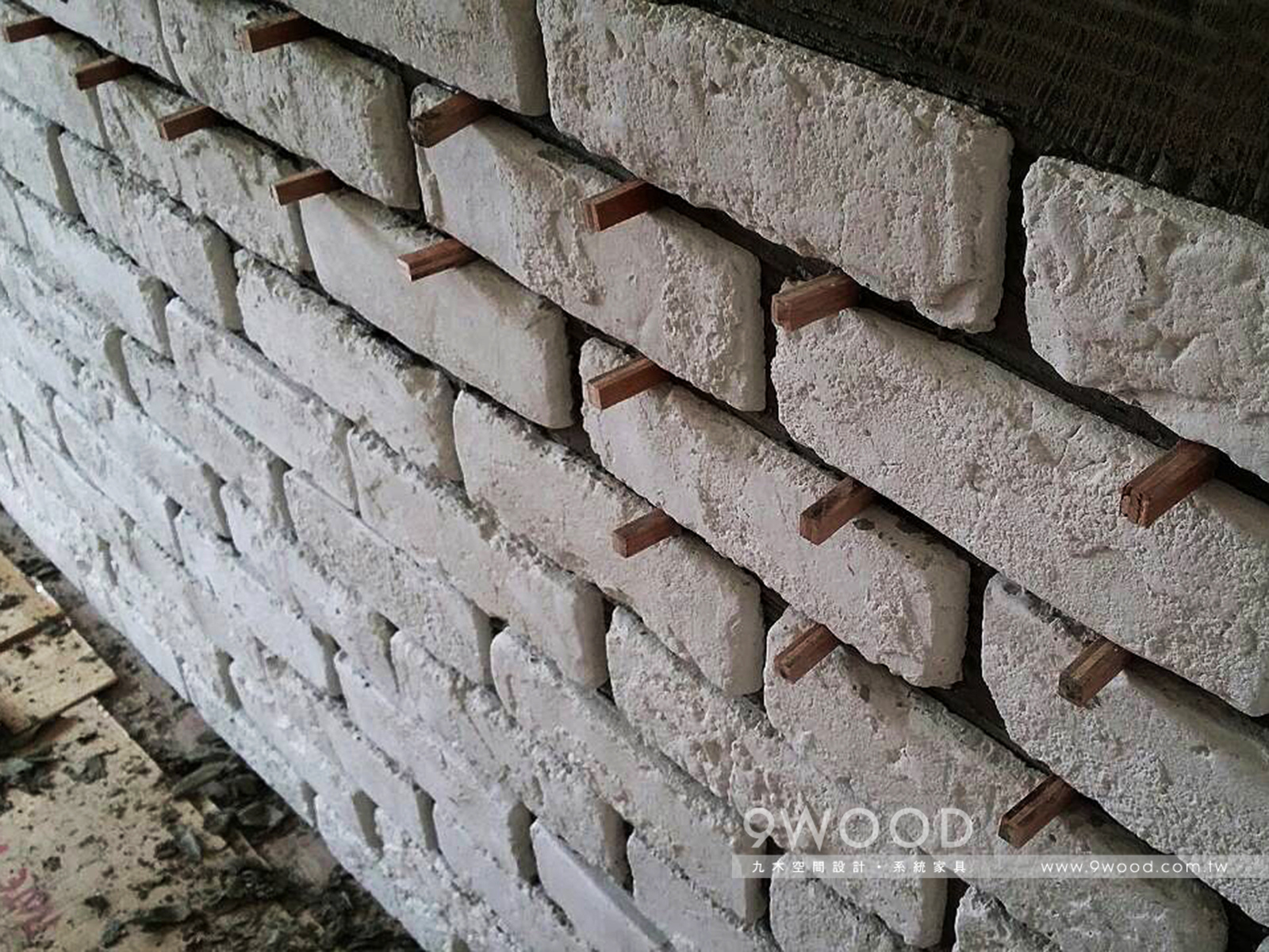 【九木住宅設計 ‧ 系統家具】文化石牆DIY,應該要從下而上的黏貼 DIY文化石 DIY自貼文化石牆 文化石填縫劑 文化石白水泥 文化石填縫 文化石鏝刀 文化石益膠泥 文化石貼法 文化石怎麼做 文化石磁磚切割 文化石施工 林口文化石 八德文化石 桃園文化石 新北市文化石 台北市文化石 空間設計 空間規劃 住宅設計 住宅規劃 裝潢設計 裝潢統包 鄉村風 古典 新古典 工業風 餐廳裝修 LOFT風格