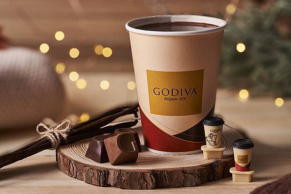 除了在口味、設計上別於以往，今年更有 GODIVA 客製的造型杯塞等你來收藏！環保可重複使用的杯塞不僅完美封存熱巧克力的馥郁香氣，讓每次啜飲都能嚐到最初的濃郁香醇！.jpg