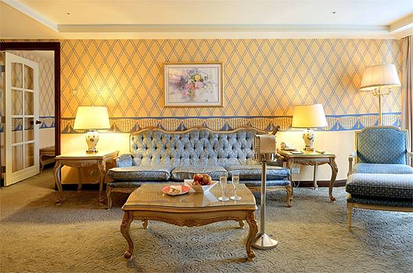 米羅尊爵套房，一房一廳，在溫暖的客廳中以明亮藍與溫馨黃為主軸.jpg