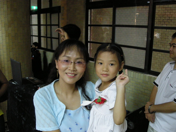 960728畢業照-和李老師留影