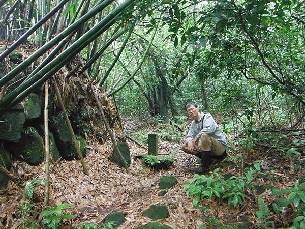 守硫營遺址.魚路古道.小觀音山主峰基石 027.JPG