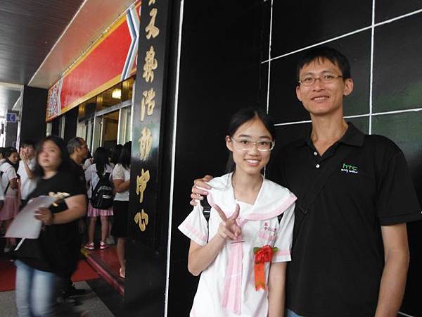 姐姐國中畢業典禮 064.JPG