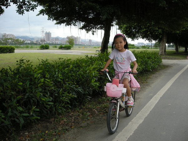 妹妹學騎腳踏車 029.JPG