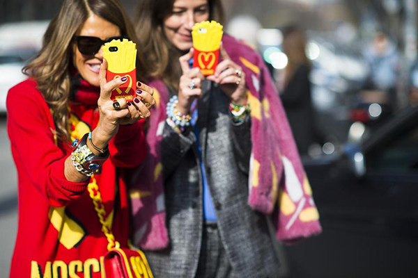 30-photos-of-fashion-people-on-their-phones-16