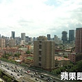 上海的浦西住宅大樓林立，外來人口眾多。 