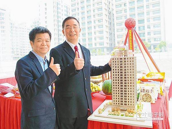 以興建台中大都會歌劇院聞名的麗明營造，由該集團董事長吳春山（右）、建築師戴育澤，在高鐵特區攜手打造「敬業雲起」建案。