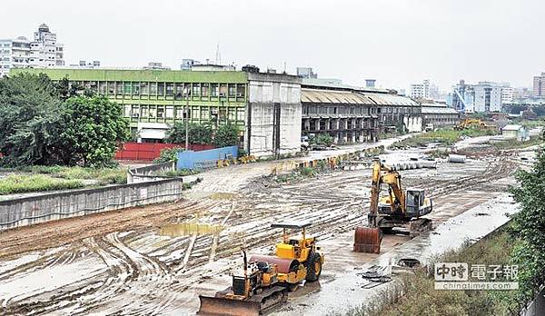 台鐵南港調車場都更案，至少吸引4家營建公司競標，估計開發後的住宅單價每坪上看80萬元。