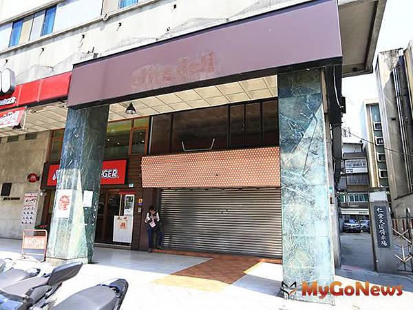 仁愛路四段宏恩醫院旁「仁愛大廈」之三角窗店面，現租給elite deli麵包店