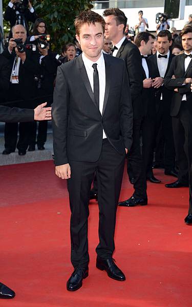 MoreRobertPattinsonOnTheOTRRedCarpetCannes7